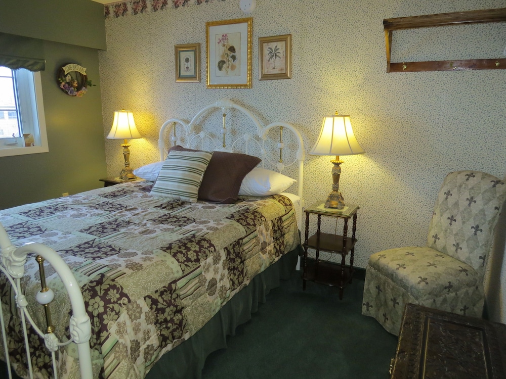 Standard Room, 1 Queen Bed photo 3