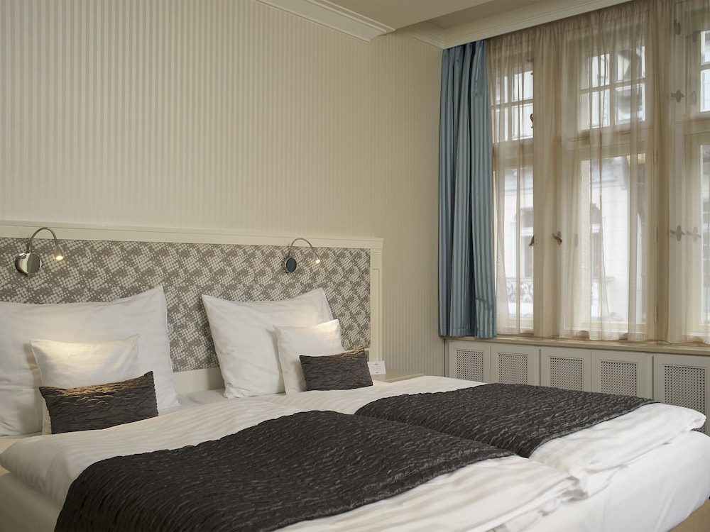 Deluxe Double or Twin Room, Balcony photo 1