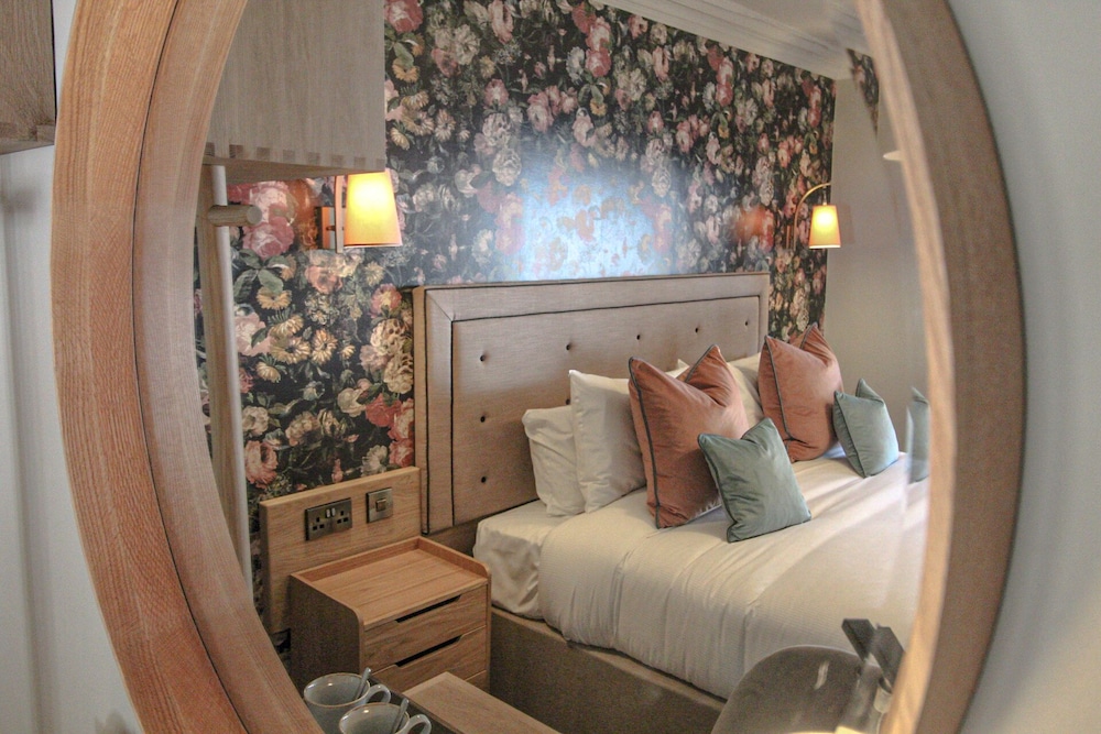 Superior Double Room, Ensuite - Photo 9