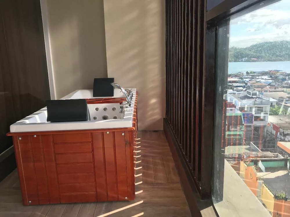 Executive Suite - Photo 5
