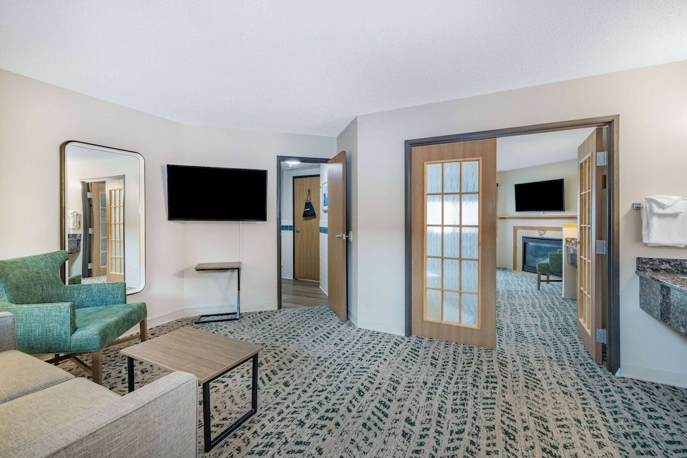 Superior Suite, 1 King Bed, Non Smoking (Second Floor, One Bedroom) photo 1