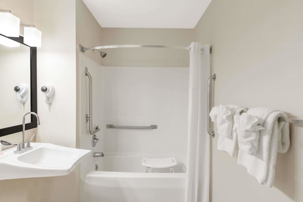 Room, 1 Queen Bed, Accessible, Non Smoking (Bathtub) - Photo 4