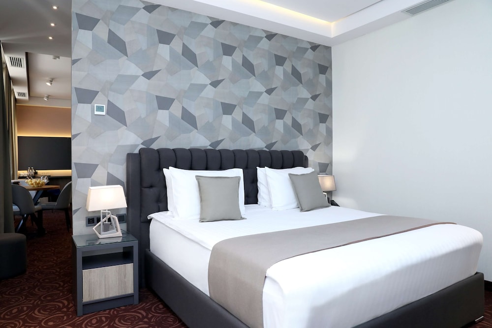 Suite, 1 King Bed, Non Smoking, Balcony (Living Room)