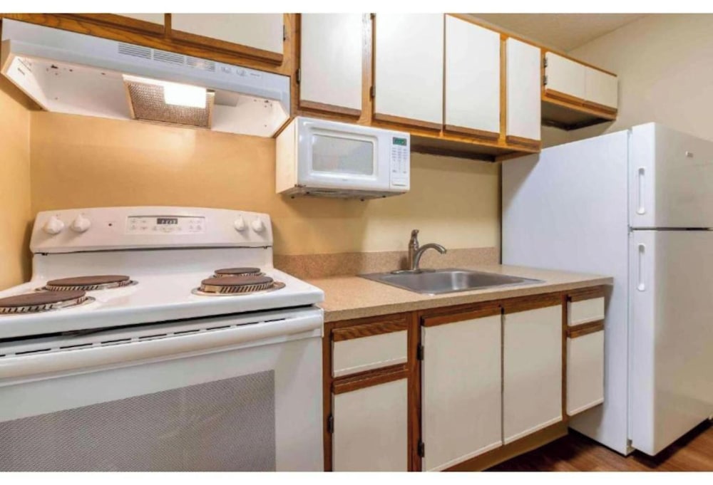 Standard Suite, 1 Queen Bed, Refrigerator & Microwave - Photo 6
