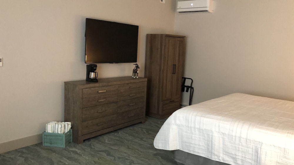 Deluxe Quadruple Room, 1 King Bed with Sofa bed, Non Smoking photo 1
