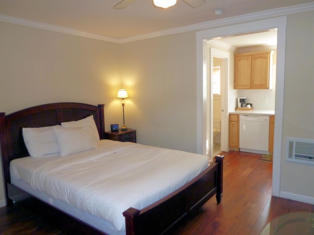 Classic Studio Suite, 1 Queen Bed, Non Smoking (Cottage)