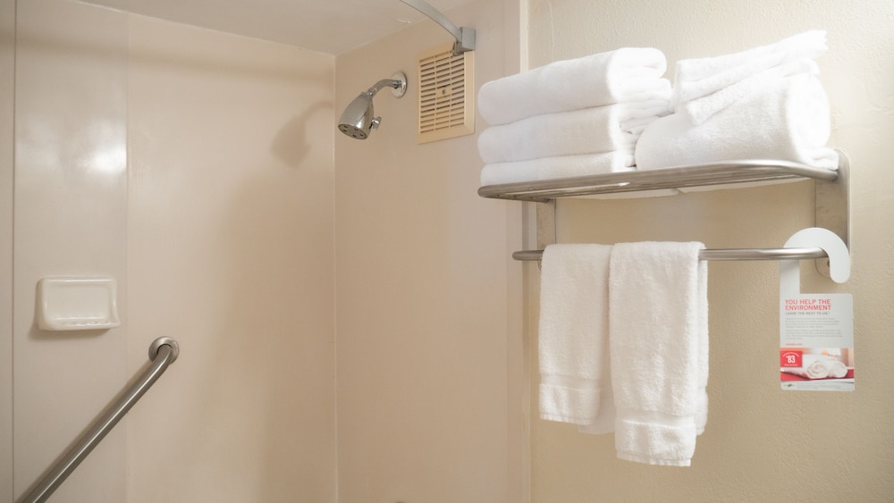 Room, 1 King Bed, Non Smoking - Photo 7