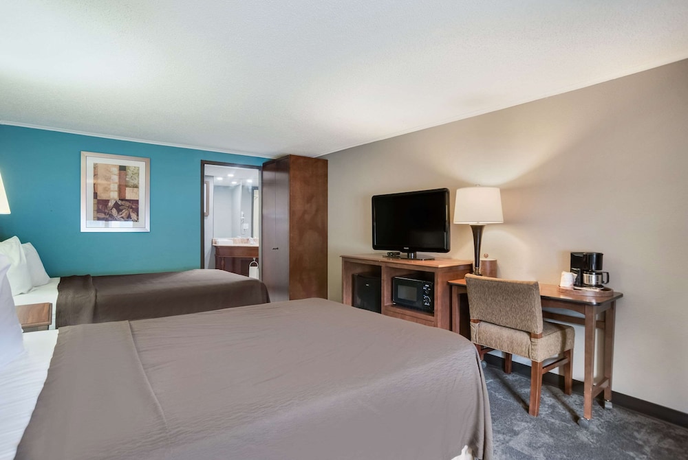 Standard Room, 2 Double Beds, Smoking - Photo 5