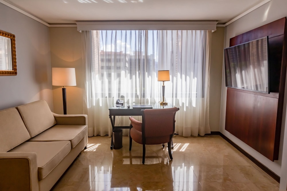 Executive Suite, 1 Bedroom, City View - Photo 2