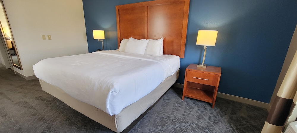 Business Suite, 1 King Bed with Sofa bed, Non Smoking - Photo 3