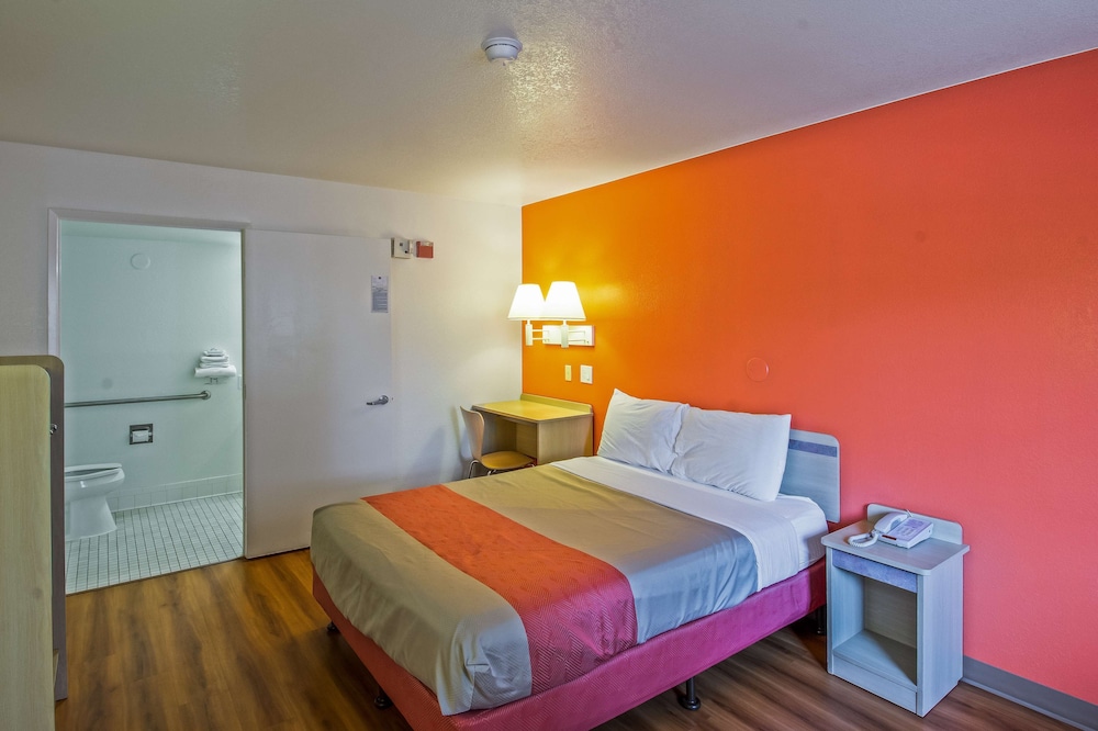 Premium Room, 1 Queen Bed, Non Smoking, Refrigerator photo 1