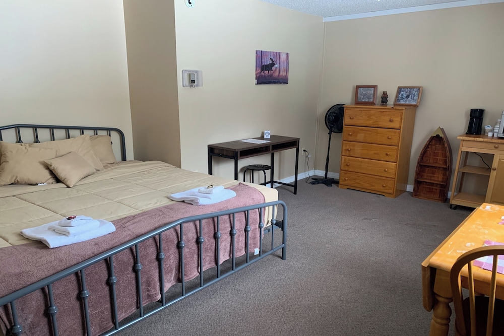 Family Room, 1 King Bed (Riverfront) photo 2