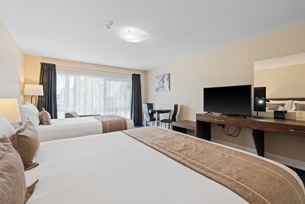 Premium Double or Twin Room, Multiple Beds, Accessible, Hot Tub thumbnail 5
