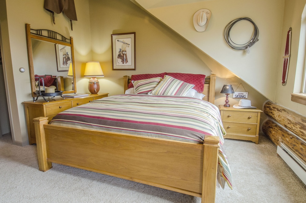 Luxury Room, 1 King Bed, Private Bathroom, Mountain View
