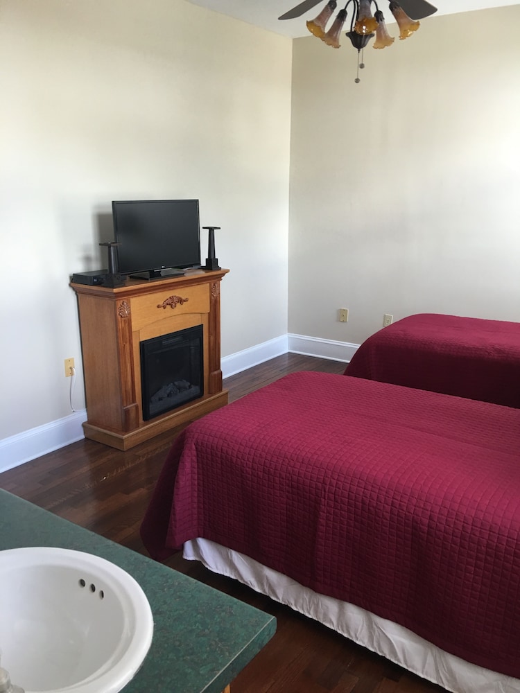 Classic Room, 1 King Bed, Fireplace photo 3