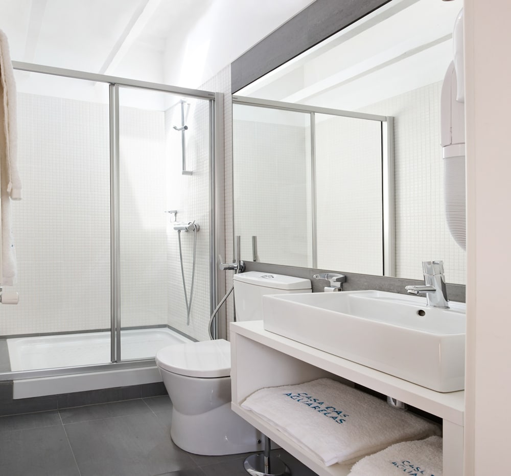 Economy Triple Room, City View photo 2