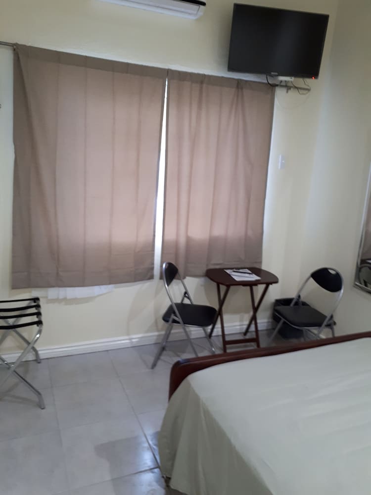 Deluxe Studio Suite, 1 Queen Bed, Kitchenette, Garden View