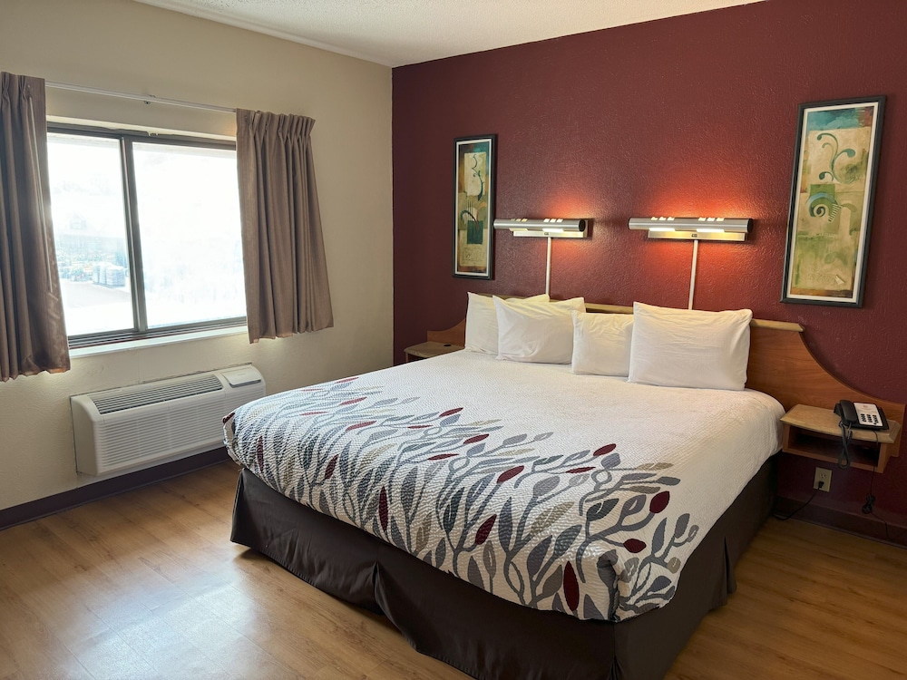 Suite, 1 King Bed with Sofa bed, Non Smoking, Jetted Tub photo 3