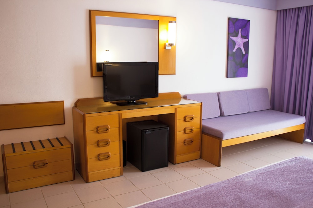 Classic Triple Room, Balcony (2 Adults) thumbnail 5