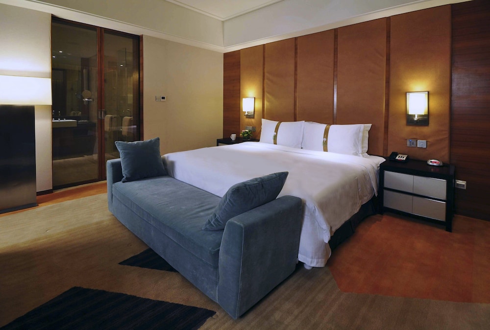 Suite, 1 King Bed, Club Lounge Access - Photo 5