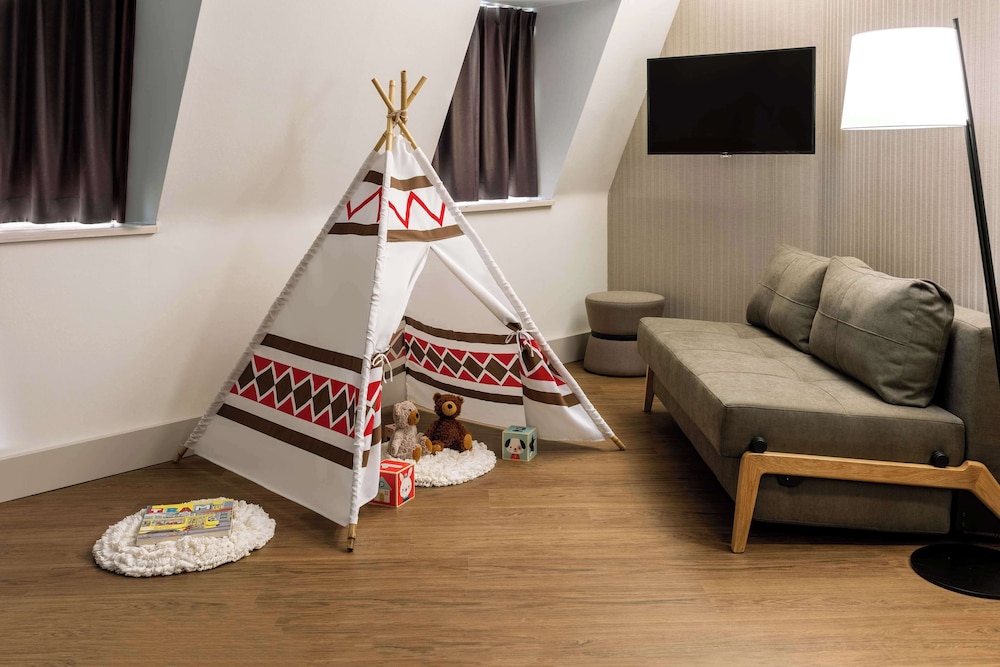 Family Room (3 Adults)