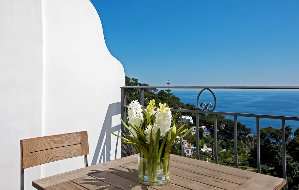 Deluxe Double or Twin Room, Sea View thumbnail 5