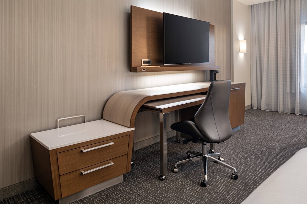 Room, 2 Queen Beds (Mobility Accessible, Roll-in Shower) - Photo 1