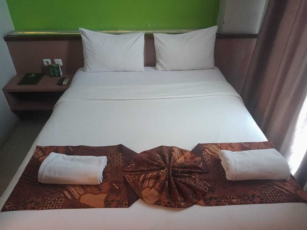 Standard Room, 1 Queen Bed photo 2