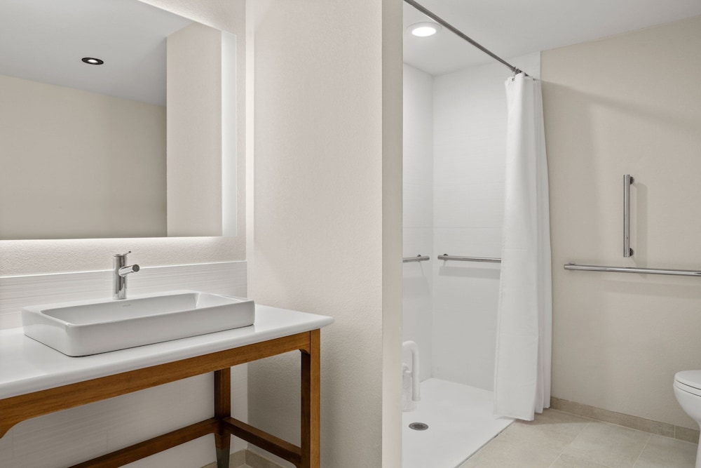 Suite, 1 Bedroom - Photo 2
