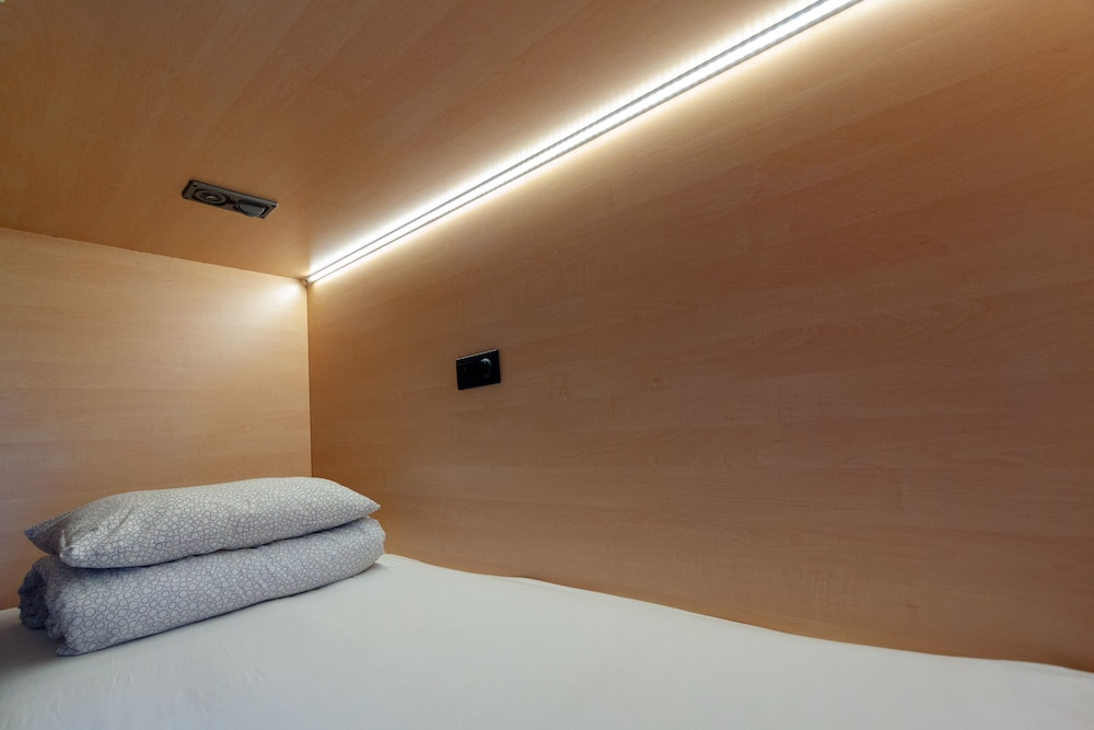 Bed in 8-bed mixed dormitory room - Street view
