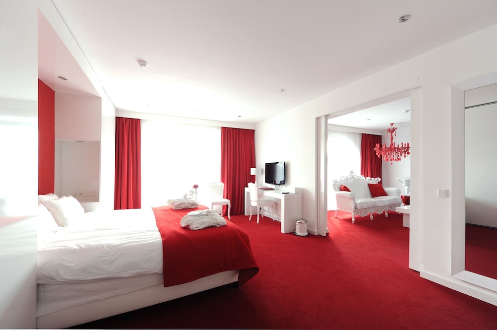 Honeymoon Suite - Photo 2