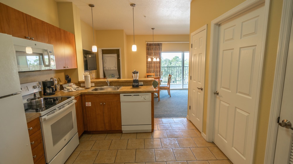 Suite, 1 Bedroom - Photo 11