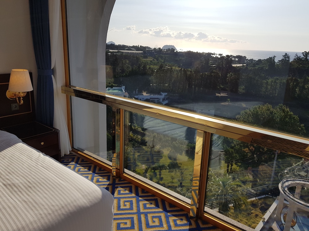 Ocean View Royal Suite with Jacuzzi - Photo 6