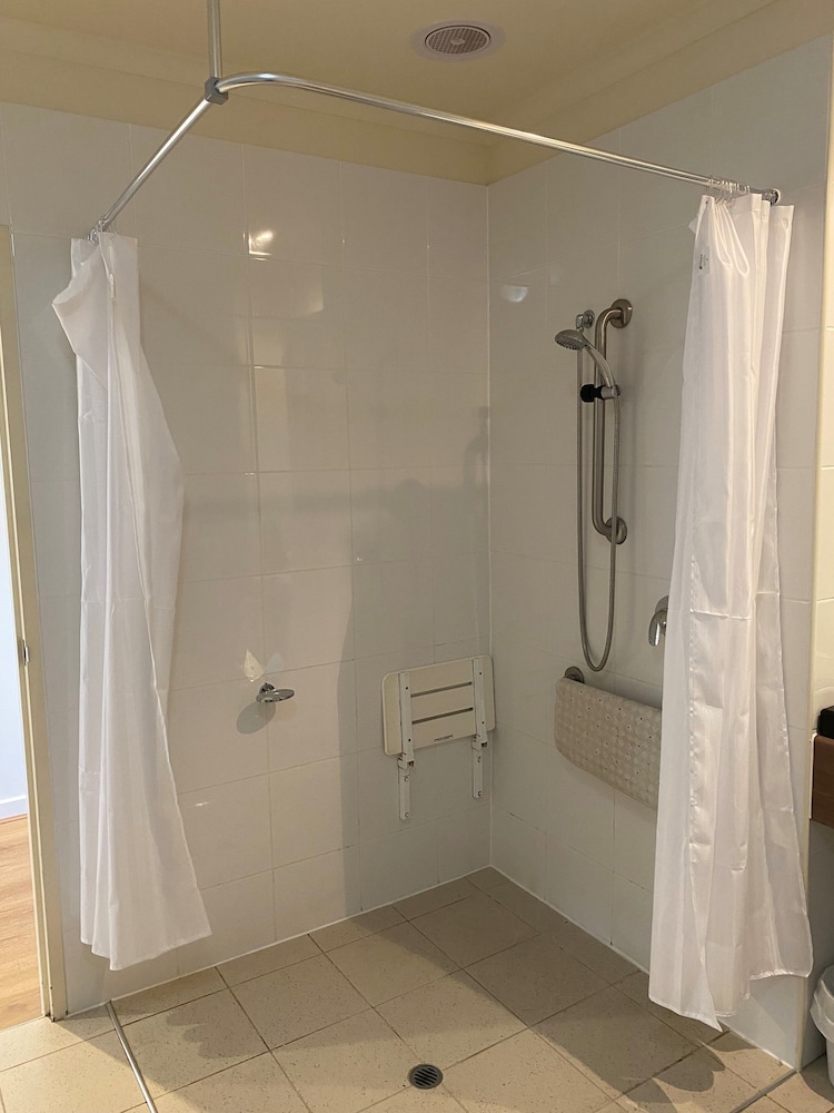 Standard Room, 1 King Bed, Mobility Accessible photo 3