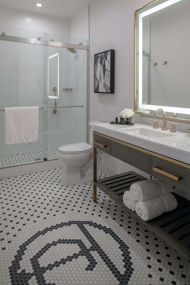 Suite, 1 King Bed, Accessible (Deco) - Photo 7