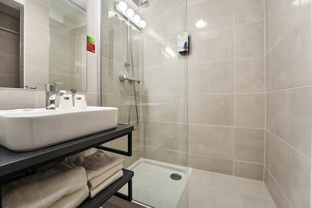 Superior Triple Room (1 Double + 1 single bed) - Photo 4