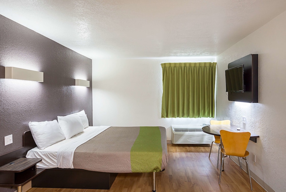 Standard Room, 1 King Bed, Non Smoking photo 2