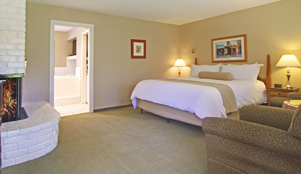 Deluxe Suite, 1 King Bed, Fireplace (Non Pet-Friendly) photo 1