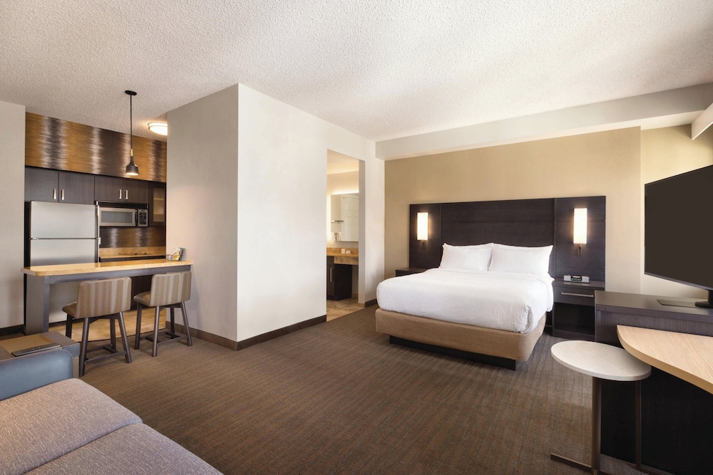 Room, 1 Queen Bed with Sofa bed, City View - Photo 3