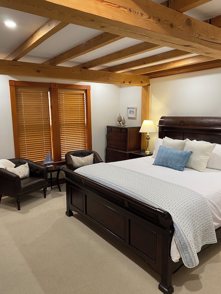 Deluxe Room, 1 King Bed, Fireplace, Bay View photo 1