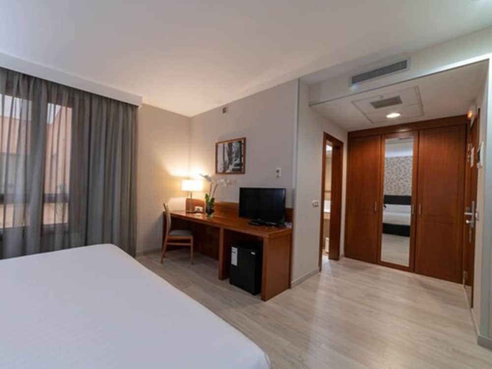 Double or Twin Room - Photo 5