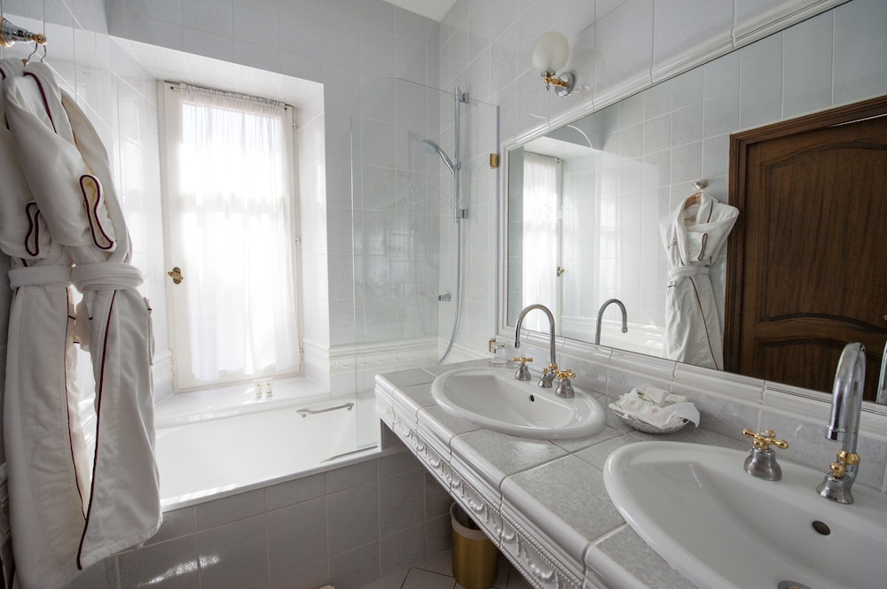 Deluxe Double Room - Photo 10