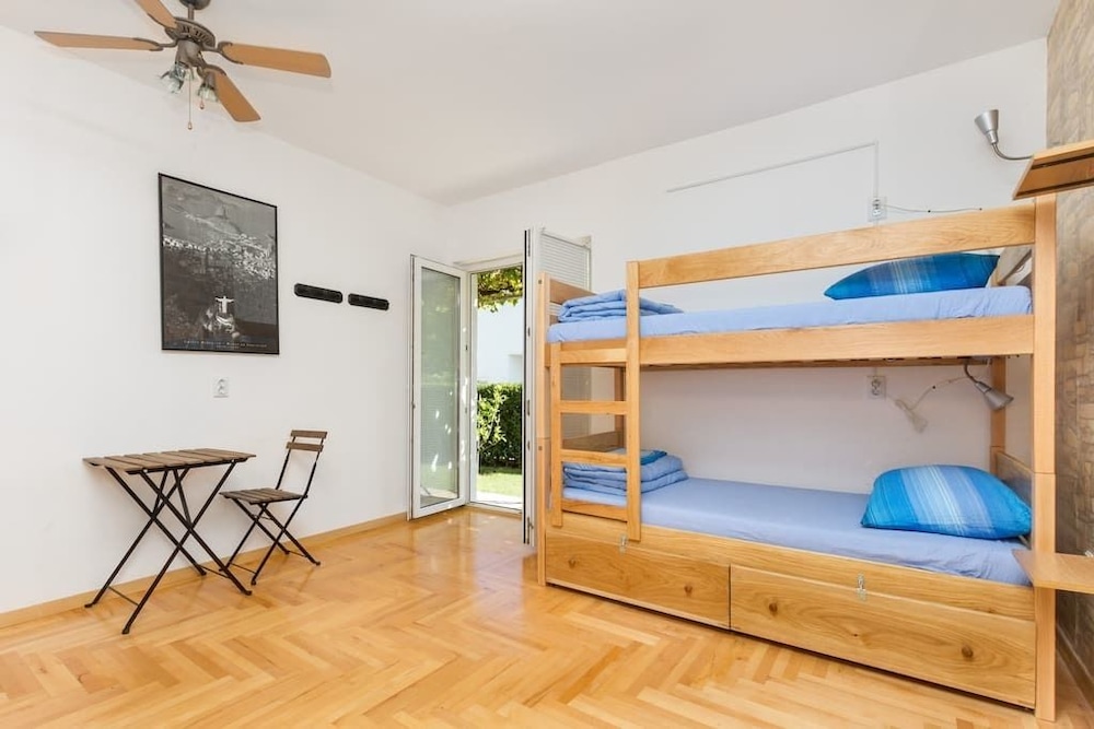 Quadruple Room, Mixed Dorm, Shared Bathroom, Garden View photo 2