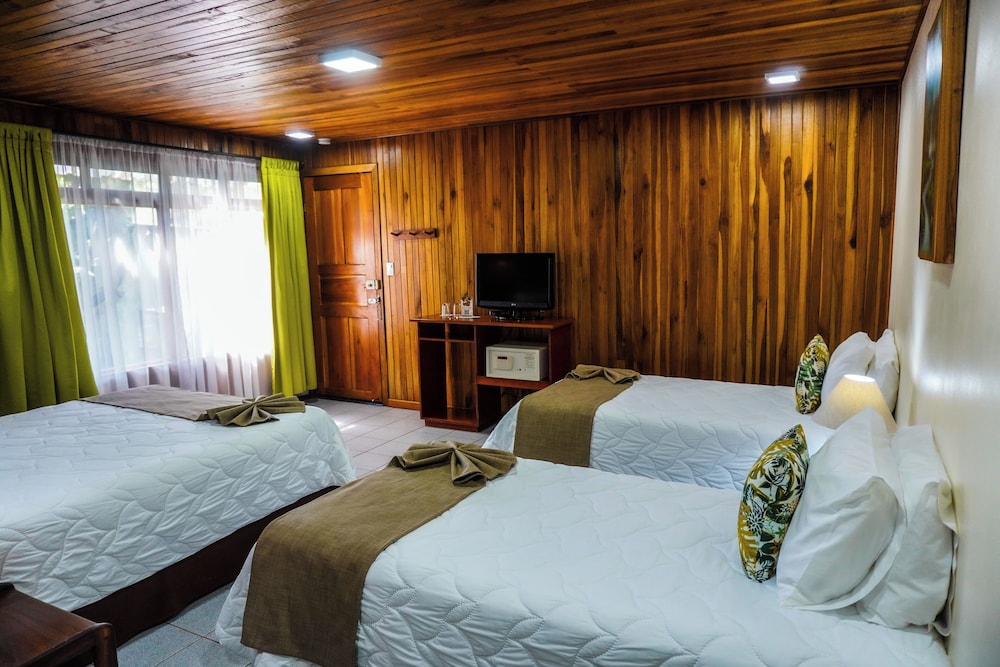 Clasic Room - 1 Queen Bed & 1 Single - Photo 6