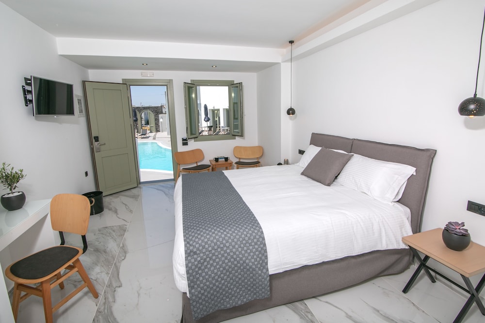 Superior Suite, Pool View - Photo 3