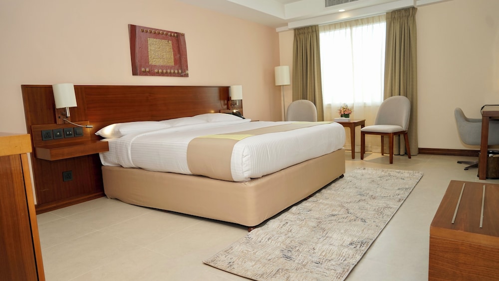 Deluxe Room, 1 King Bed - Photo 10