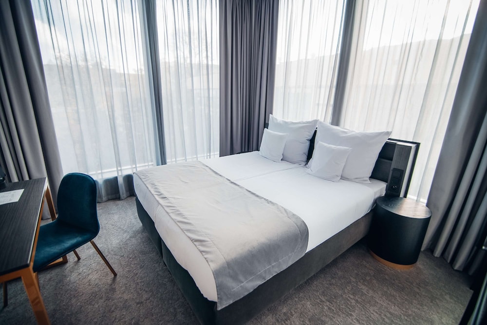 Standard Room, 1 King Bed, Non Smoking - Photo 2