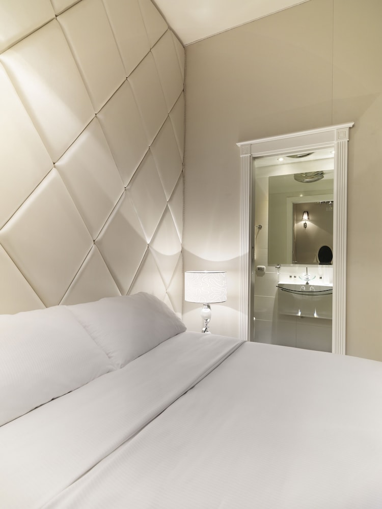 Classic Double Room - Photo 10