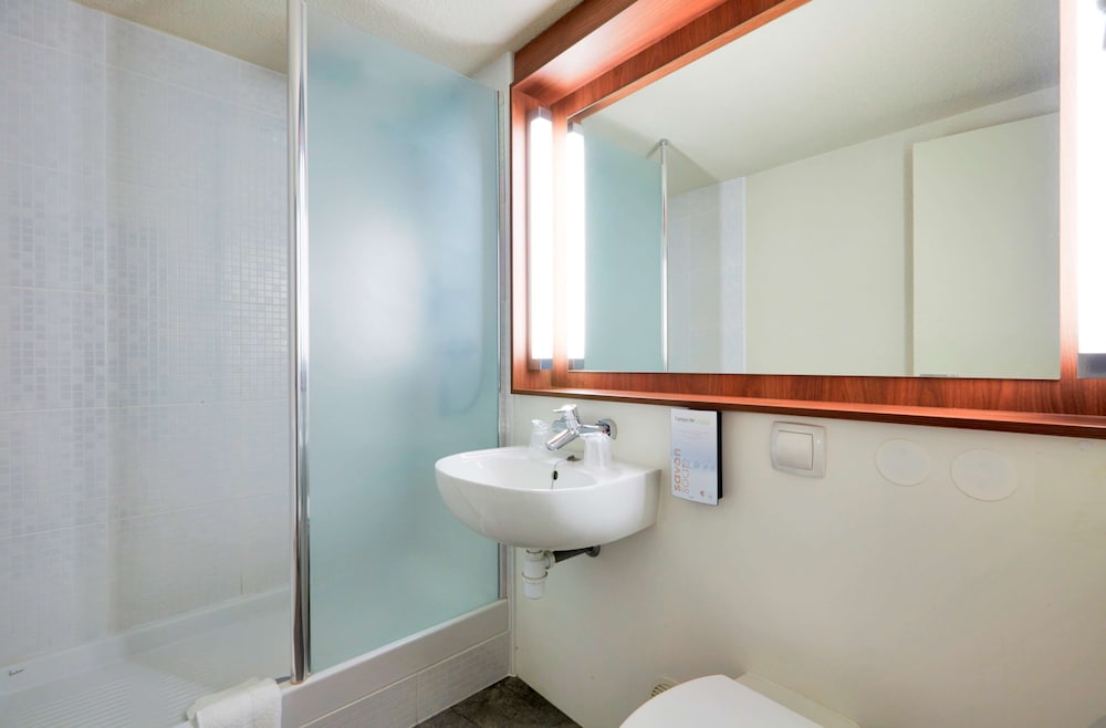Standard Room, Multiple Beds - Photo 4