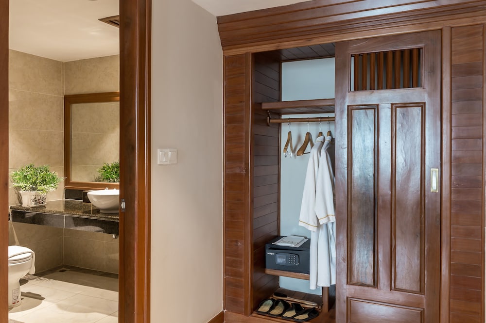 Deluxe King Room photo 1